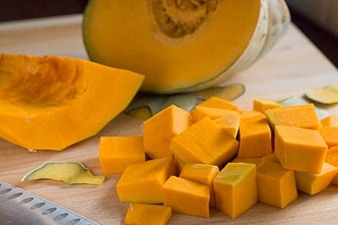 bí đỏ gọt vỏ rửa sạch và thái hạt lựu
