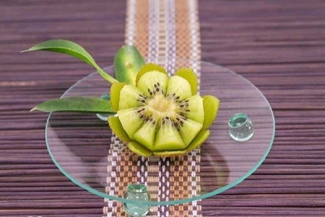 tỉa kiwi thành bông hoa xinh xắn