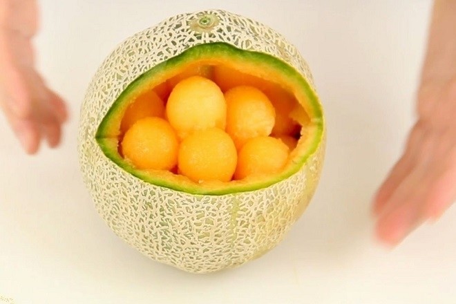 Dùng thìa múc phần ruột dưa thành những bóng tròn