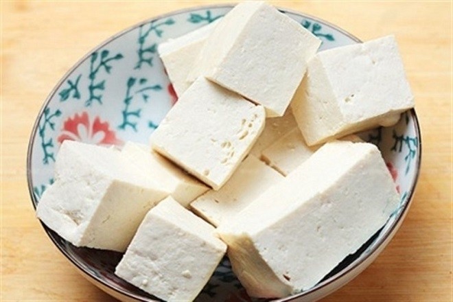 đậu phụ rửa sạch, thái thành miếng vừa ăn