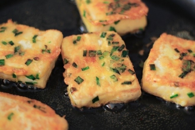 cho đậu phụ vào chảo chiên vàng hai mặt