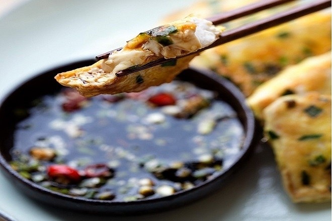 chấm đậu phụ chiên trứng với xì dầu