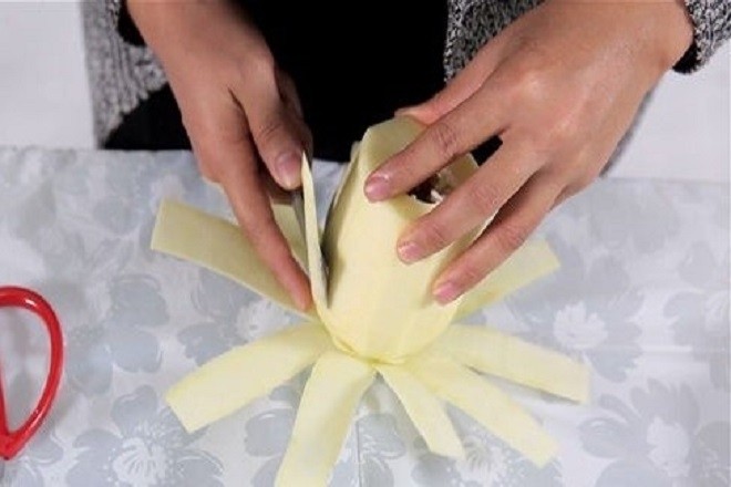 xắt đu đủ thành những miếng mỏng theo chiều dọc để tạo thành hình cánh hoa.