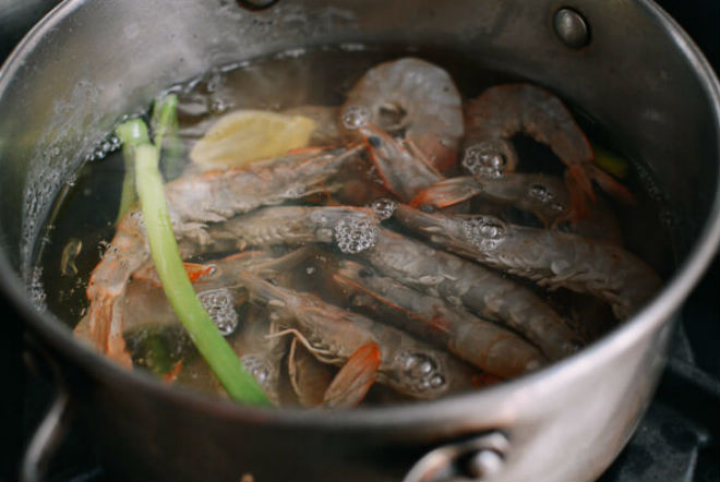 cho tôm tươi vào nồi luộc