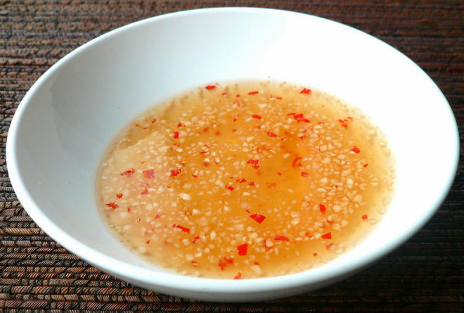 cho tỏi ớt vào nước mắm