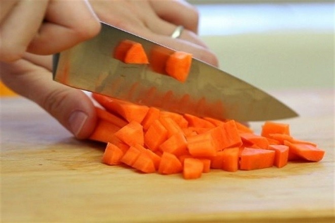 cà rốt gọt vỏ, rửa sạch, thái hạt lựu