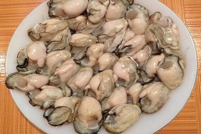 thịt hàu rửa sạch với muối, để ráo