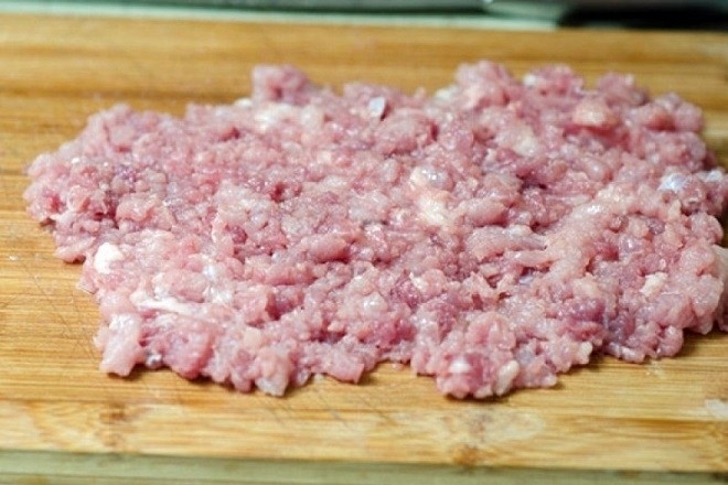 thịt heo rửa sạch, băm nhuyễn