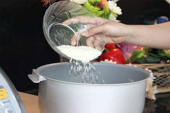 gạo đem vo sạch, cho vào nồi cơm điện nấu nhừ