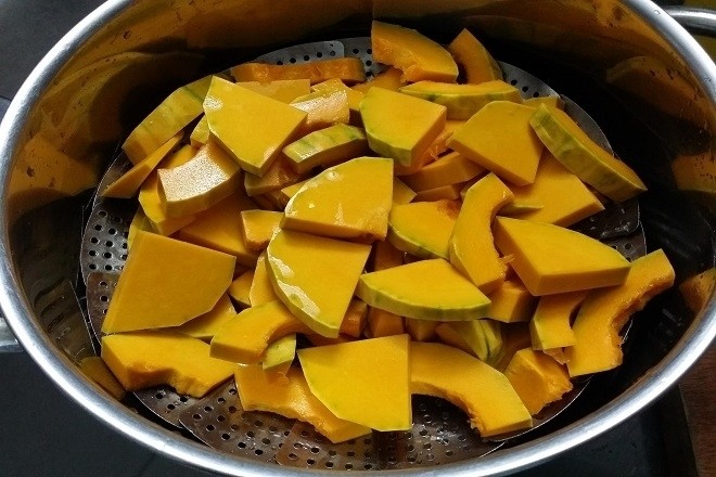 Bí đỏ thái thành từng miếng nhỏ đem hấp chín
