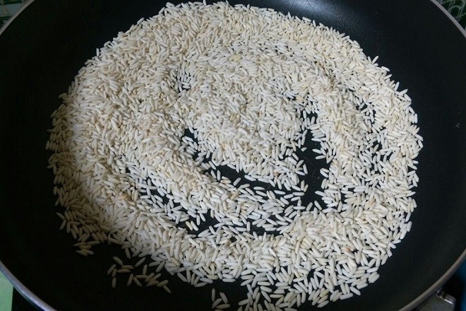 gạo vo sạch rồi để ráo và cho vào chảo rang sơ