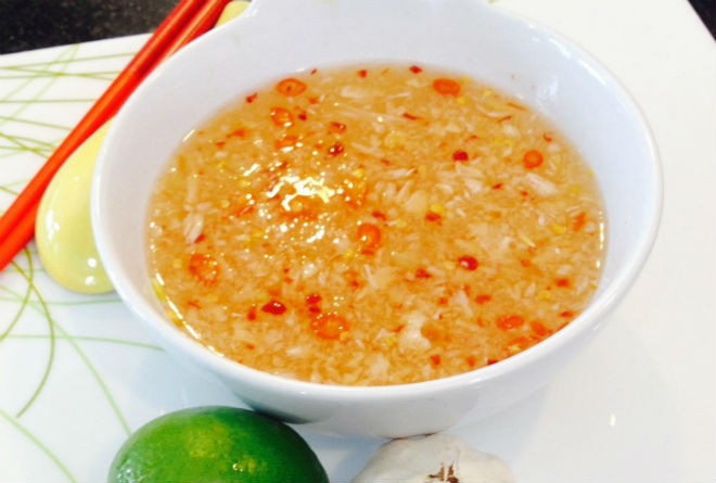 cho tỏi ớt vào chén