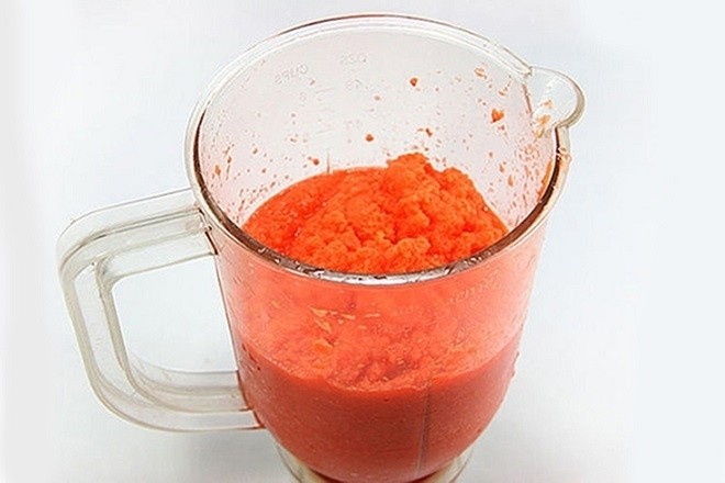 cà rốt gọt vỏ, rửa sạch, thái nhỏ và xay nhuyễn