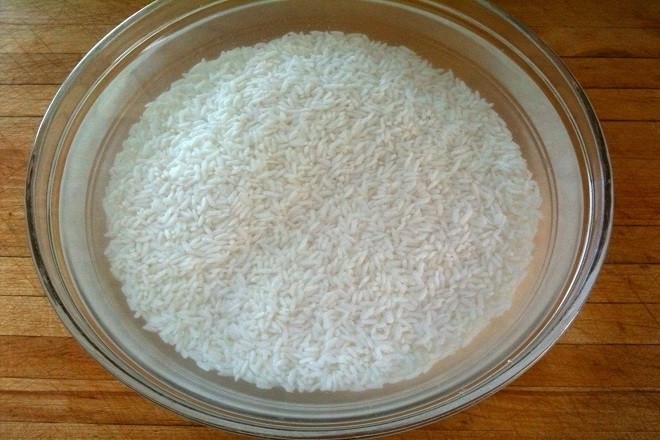 gạo vo sạch, ngâm nước cho mềm