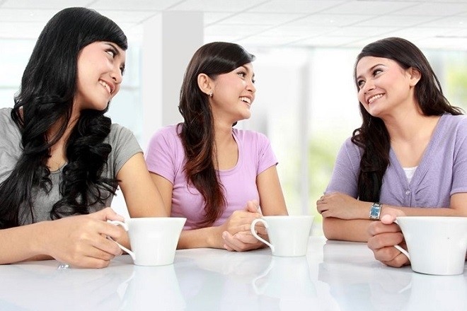 các mẹ chia sẻ kinh nghiệm với nhau