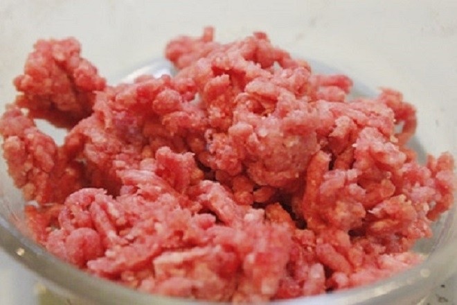 Thịt bò nạc rửa sạch, băm nhuyễn