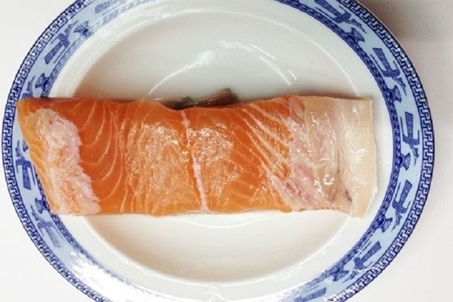 cá hồi phi lê rửa sạch, để ráo