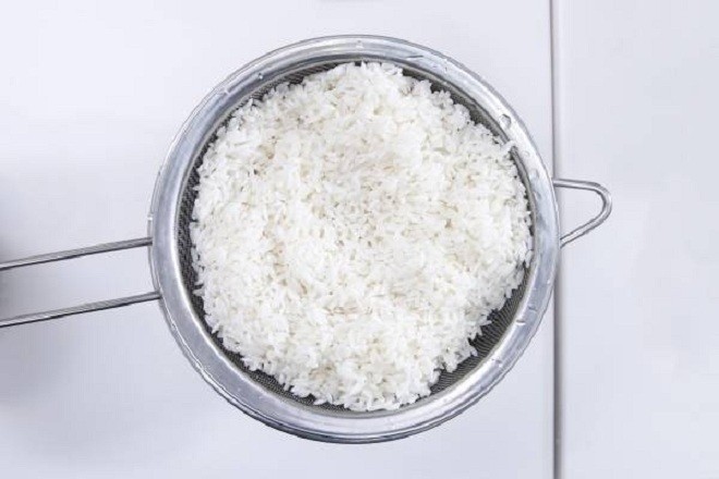 Gạo tẻ vớt ra rổ, để ráo