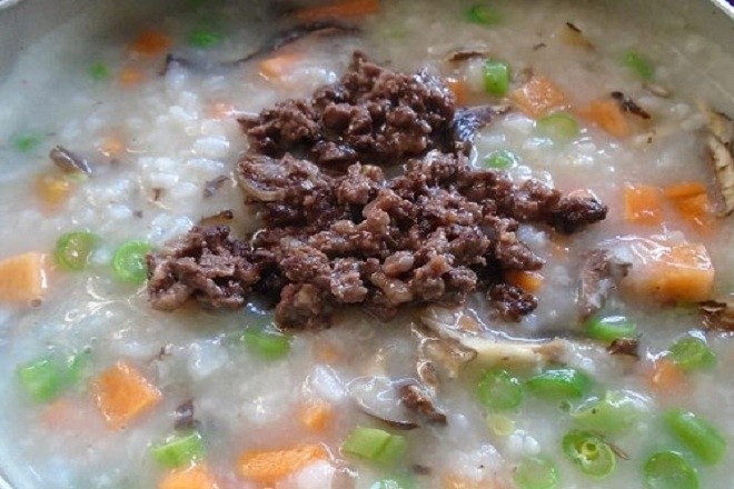 Cho bé ăn cháo bồ câu khi còn hơi nóng