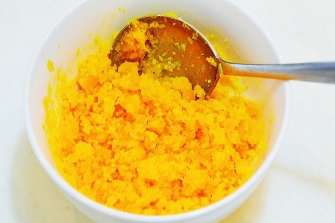 trứng gà lấy phần lòng đỏ, hấp chín và dùng thìa tán nhuyễn