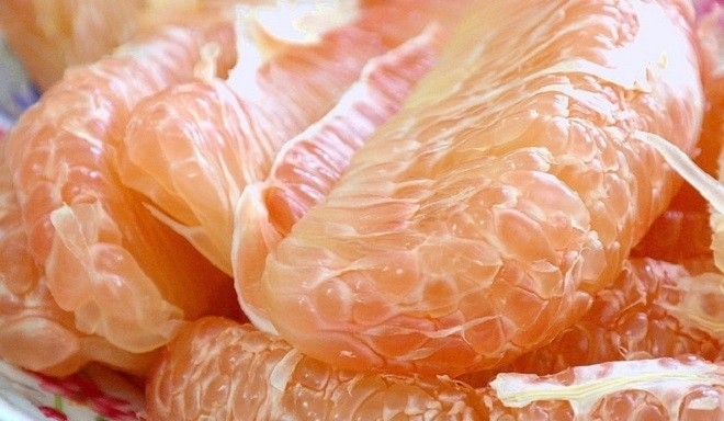 bưởi bóc thành từng tép nhỏ