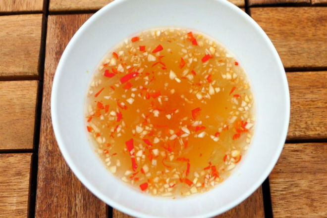 nước mắm chấm bánh hỏi heo quay