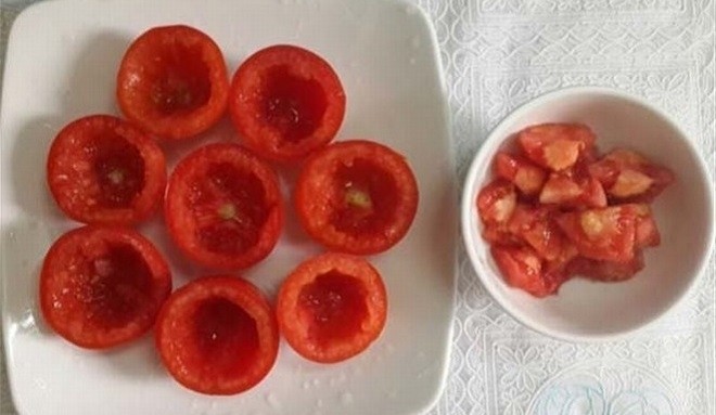nạo bỏ ruột bên trong cà chua