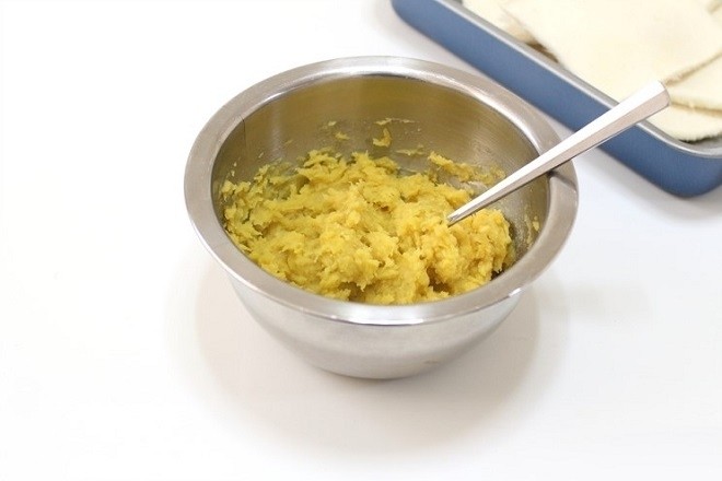 khoai lang gọt vỏ hấp chín nghiền nhuyễn