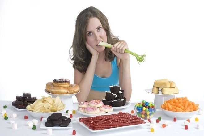 chế độ ăn uống không phù hợp cũng khiến âm hộ tiết ra dịch màu nâu