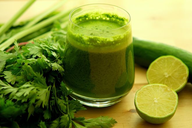 Nước ép mùi tây giúp cải thiện hiện tượng ra dịch màu nâu