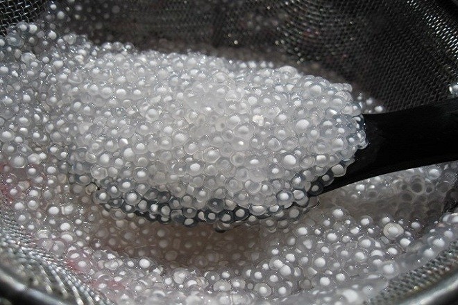 Bột báng trụng nước sôi để ráo