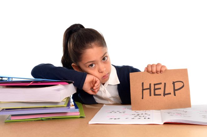 bé gái cần giúp đỡ học tập