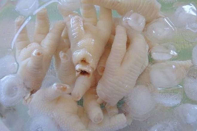 chân gà ngâm đá