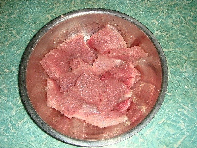thịt heo cắt thành từng khối