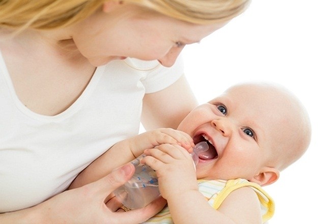 sốt thường là phản ứng của cơ thể trẻ trước sự xâm nhập của vi khuẩn virus