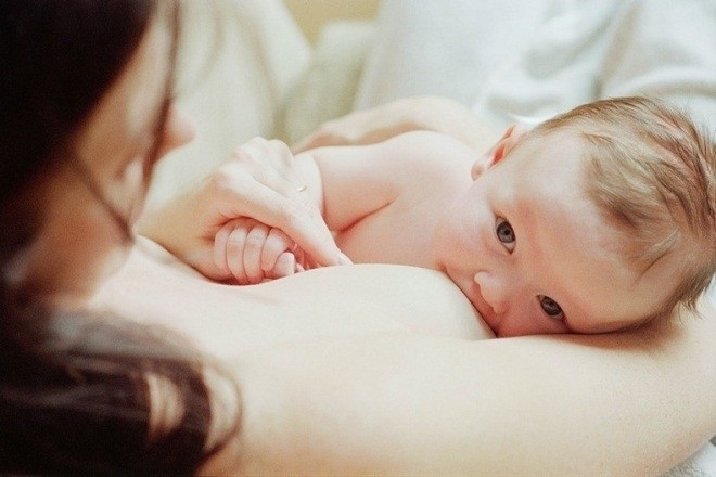 phương pháp da tiếp da là cách hạ sốt cho trẻ phổ biến hiện nay