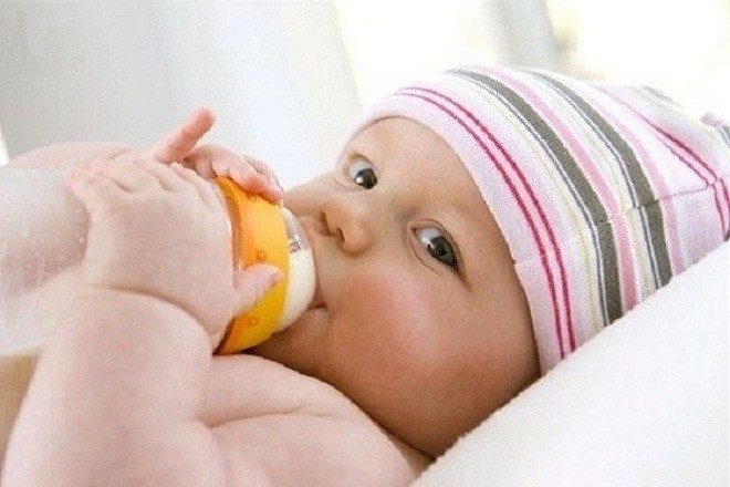 trẻ sơ sinh bị táo bón do sữa công thức
