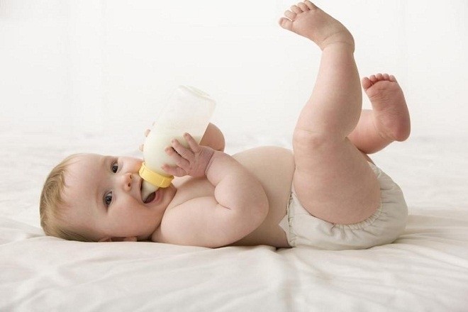 cho trẻ uống sữa chứa chất xơ để tránh bị táo bón