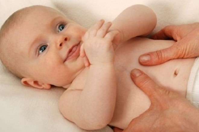 massage bụng hỗ trợ điều trị trẻ sơ sinh bị táo bón