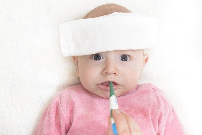 bé bị sốt có nguy hiểm không
