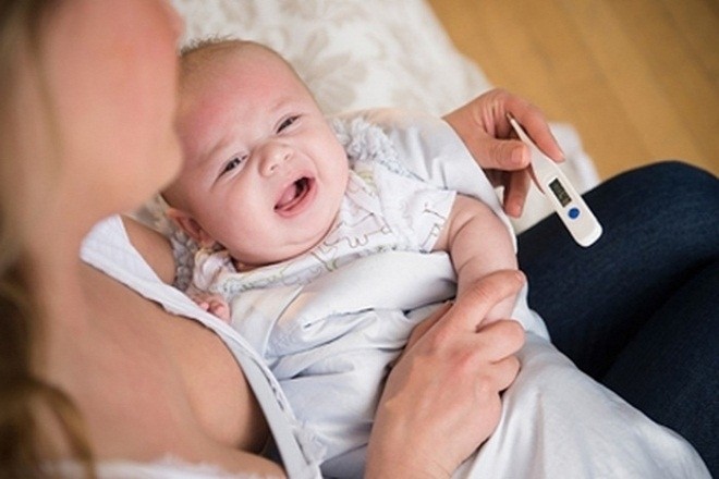 sốt có thể gây rối loạn các chức năng trong cơ thể bé