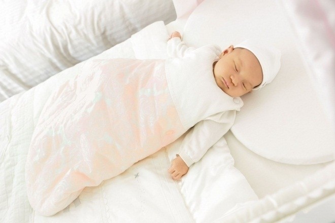 không nên mặc nhiều quần áo cho bé khi bé bị sốt