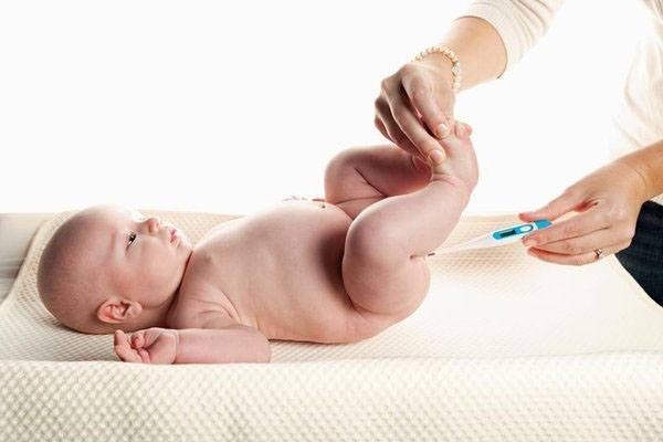 Đo nhiệt độ ở hậu môn để biết trẻ bị sốt ở mức độ nào.