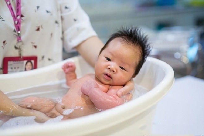 trẻ bị bệnh tay chân miệng cần được tắm sạch sẽ để loại bỏ vi khuẩn