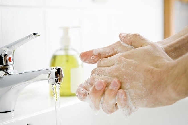 rửa tay sạch sẽ sau khi thay tã cho bé để phòng bệnh tay chân miệng