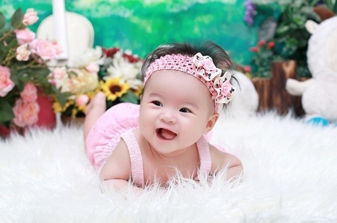 bé vui cười