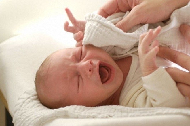 lau nước ấm cũng là một cách hạ sốt hiệu quả cho bé