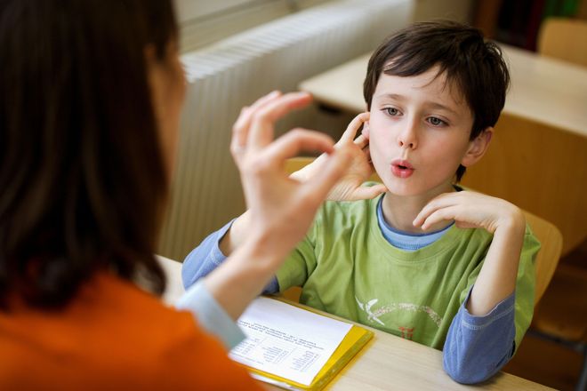 dạy trẻ tập nói theo mô phỏng ngón tay