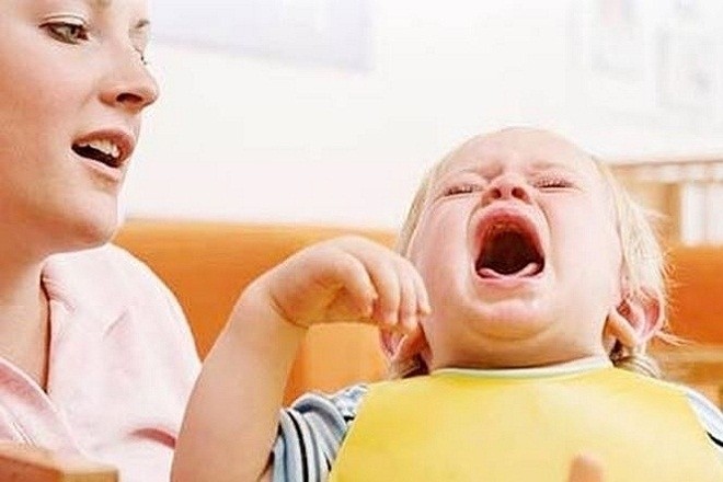 việc cố tống đờm ra ngoài có thể khiến cổ họng bé bị tổn thương