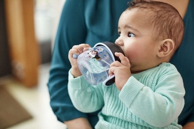 bố mẹ nên bổ sung thêm nước cho trẻ sơ sinh bị ho có đờm